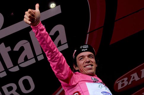 Rigobrto Uran sul podio in maglia rosa nella 14a tappa del Giro d'Italia © La Presse/RCS Sport